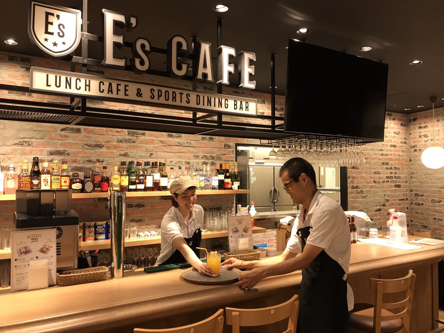 E’s CAFEで働くスタッフの写真